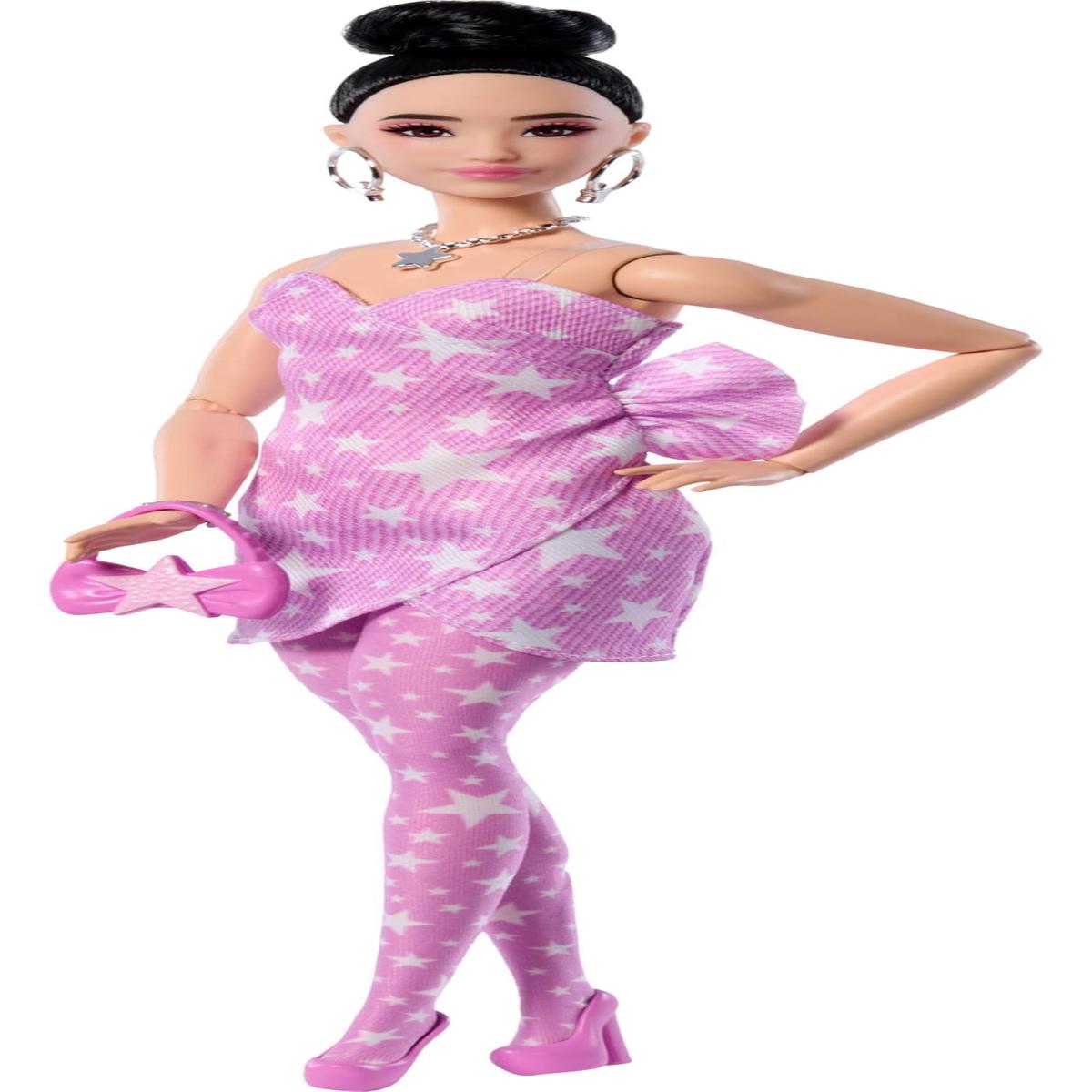 Barbie Luxe Stijl Pop #11 in roze denim jurk met sterrenprint en bijpassende maillot, zwart haar in hoge knot, accessoires zoals handtas en sieraden, JJN71