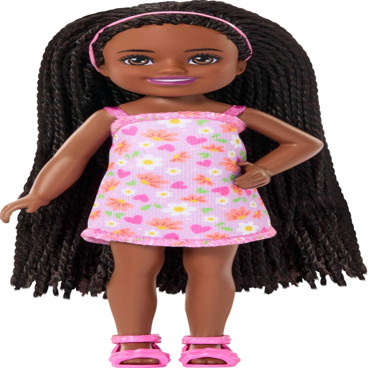 Barbie Club Chelsea Kleine Pop Ari van 15 cm met gevlochten haar en een verwijderbare jurk met bloemenprint en roze sandalen, JJB34